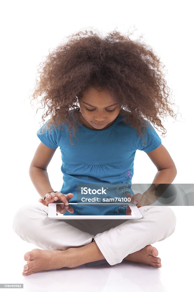 Pequena Menina asiática africana usando um tablet pc - Royalty-free Criança Foto de stock