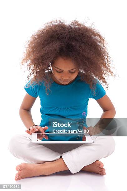 Pequena Menina Asiática Africana Usando Um Tablet Pc - Fotografias de stock e mais imagens de Criança