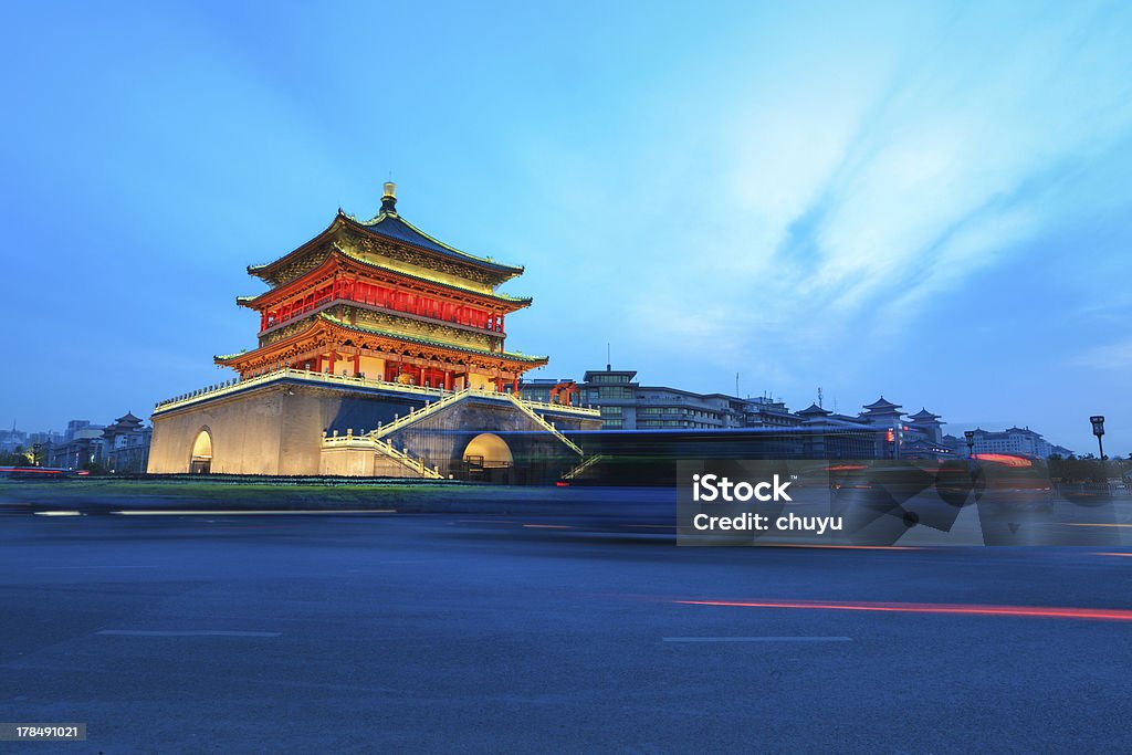 bell tower w Zmierzch w xian - Zbiór zdjęć royalty-free (Architektura)