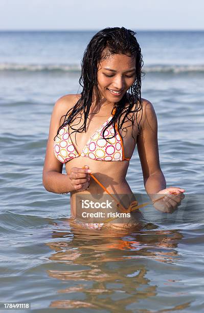 Ragazza In Mare - Fotografie stock e altre immagini di Abbronzatura - Abbronzatura, Acqua, Adulto