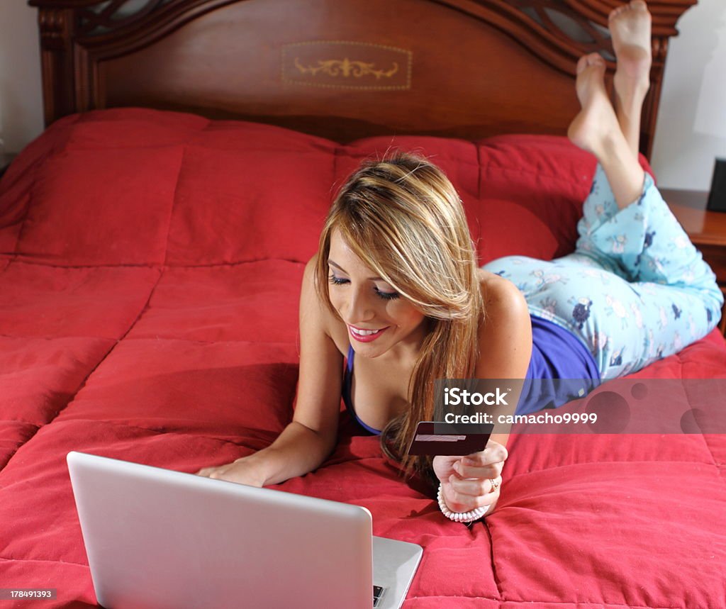 Женщина делает интернет-банком транзакции кровать - Стоковые фото Банковское дело роялти-фри
