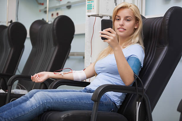 femme blonde se détendre dans une chaise longue tout en dialyse se - dialyse photos et images de collection