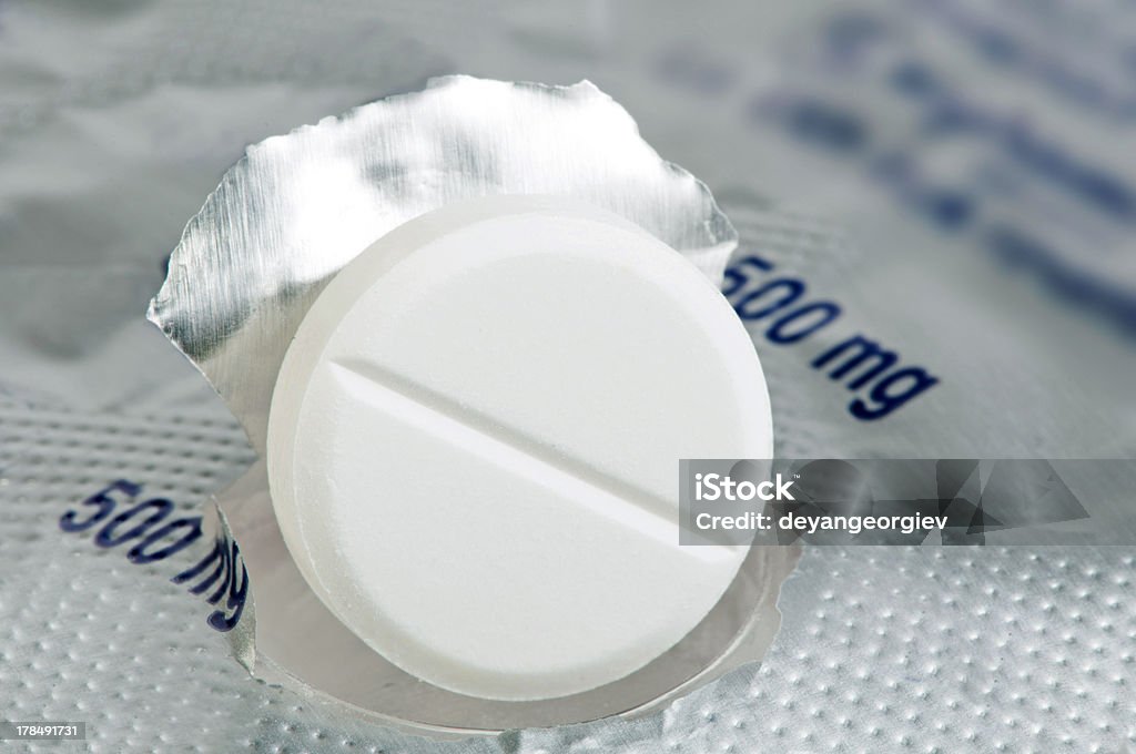 Branco de comprimidos em um pacote muito close-up - Foto de stock de Analgésico royalty-free
