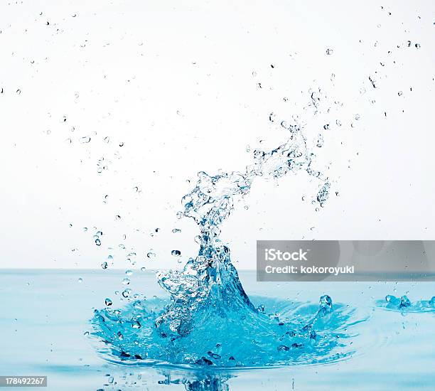 Agua Splash Foto de stock y más banco de imágenes de Agua - Agua, Azul, Azul turquesa