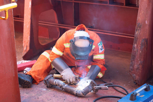 soldador de un barco que fabrica una tubería dañada por soldadura - industrial ship flash fotografías e imágenes de stock