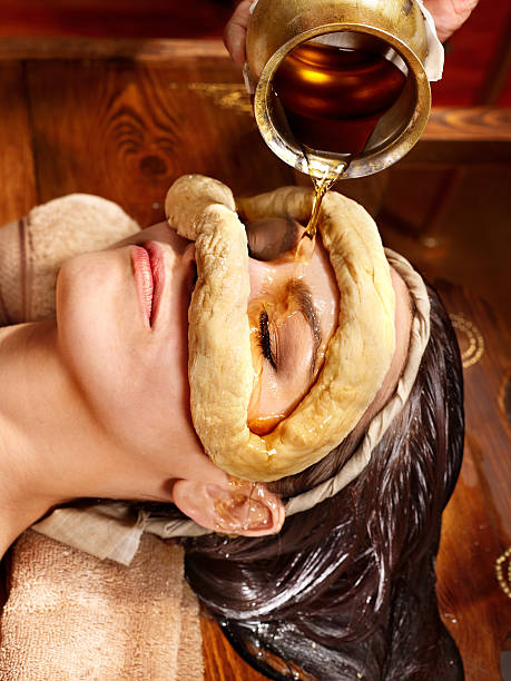 frau mit maske im ayurveda spa - ayurveda massaging spa treatment massage oil stock-fotos und bilder