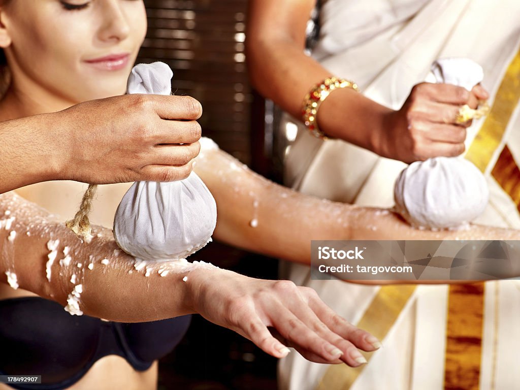 Mulher tendo Massagem com emplasto de arroz. - Foto de stock de Adulto royalty-free