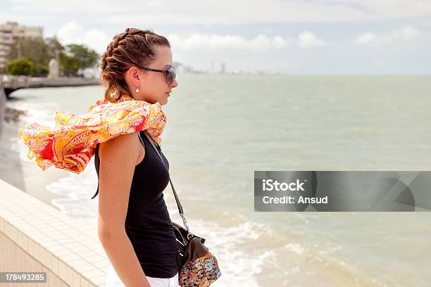 Jovem Em Óculos De Sol Olhando Para O Mar - Fotografias de stock e mais imagens de Estado de Penang - Estado de Penang, Jovem Adulto, Admirar a Vista