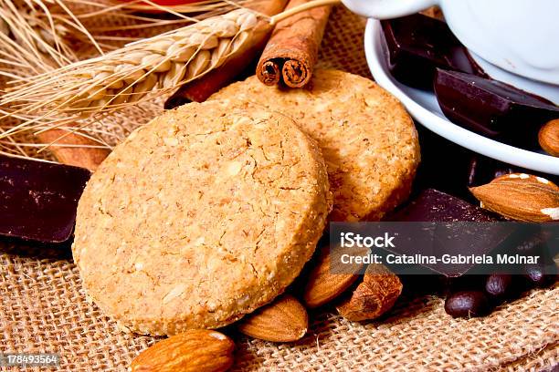 Biscotti Di Cereali - Fotografie stock e altre immagini di Alimentazione sana - Alimentazione sana, Biscotto secco, Caffè - Bevanda