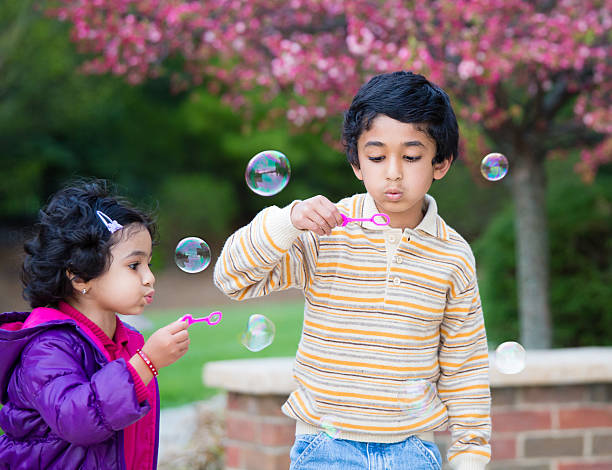 吹きお子様には泡の庭 - bubble wand child blowing asian ethnicity ストックフォトと画像