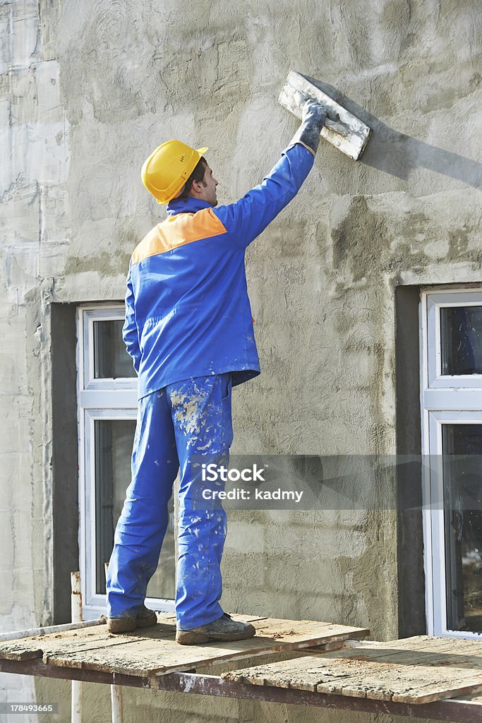 plasterer façade builder au travail - Photo de Cutter libre de droits