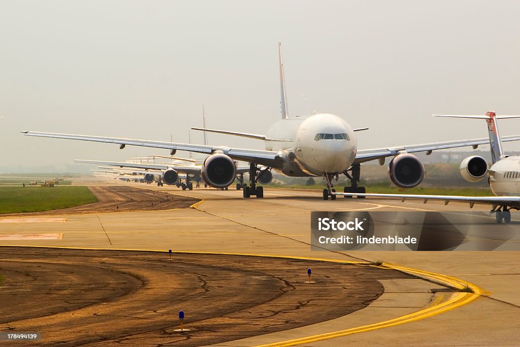 Aviões em linha - Foto de stock de Avião royalty-free