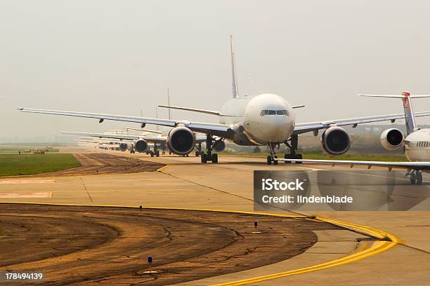 Aviões Em Linha - Fotografias de stock e mais imagens de Avião - Avião, Lotado, Pista de Aterragem