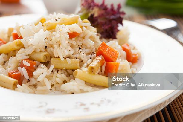 Grande Placa De Delicioso De Arroz Com Produtos Hortícolas - Fotografias de stock e mais imagens de Alimentação Saudável