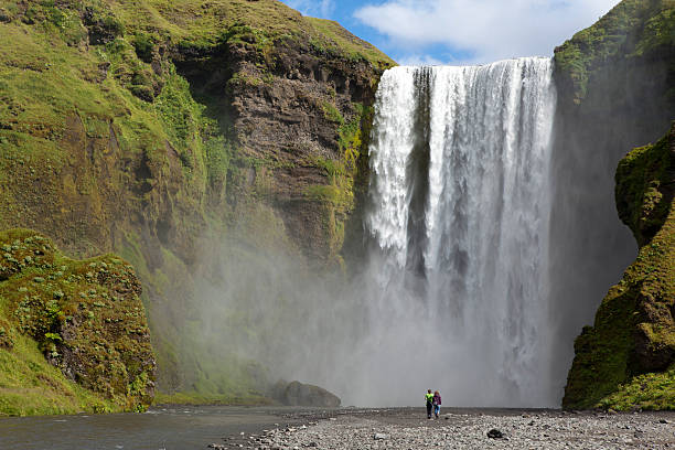 catarata de skógafoss, islandia - large waterfall fotografías e imágenes de stock