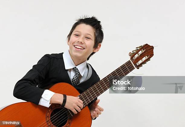 Menino Com Guitarra - Fotografias de stock e mais imagens de Adulto - Adulto, Criança, Fotografia - Imagem