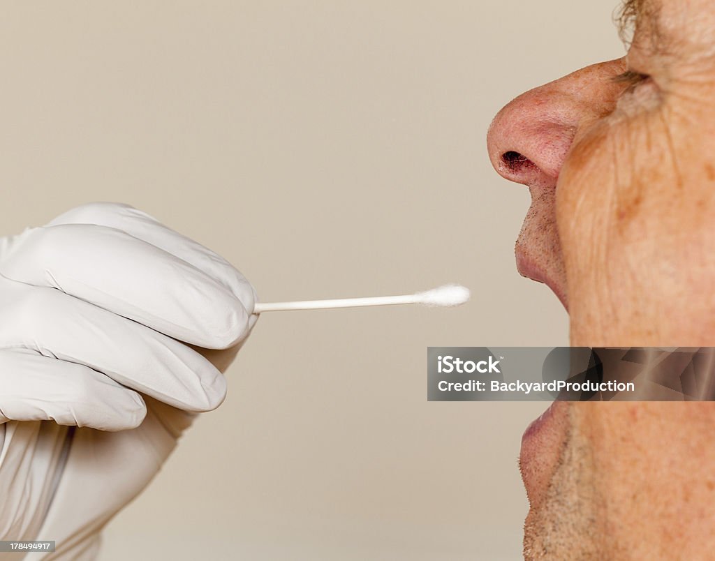 ADN hisopo de saliva tomadas de hombre mayor - Foto de stock de Boca humana libre de derechos