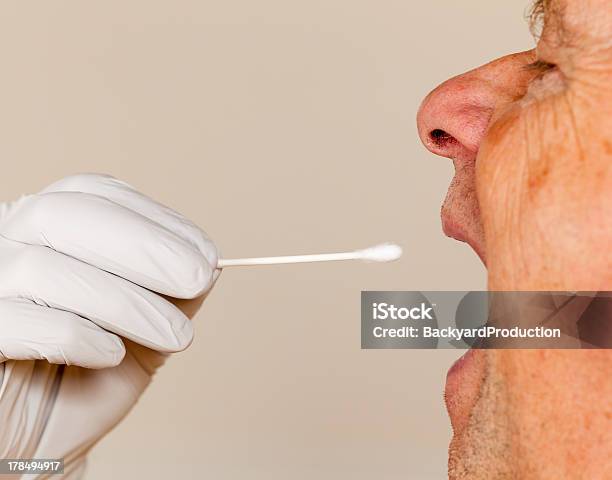 Adn Hisopo De Saliva Tomadas De Hombre Mayor Foto de stock y más banco de imágenes de Boca humana - Boca humana, Perfil - Vista de costado, ADN