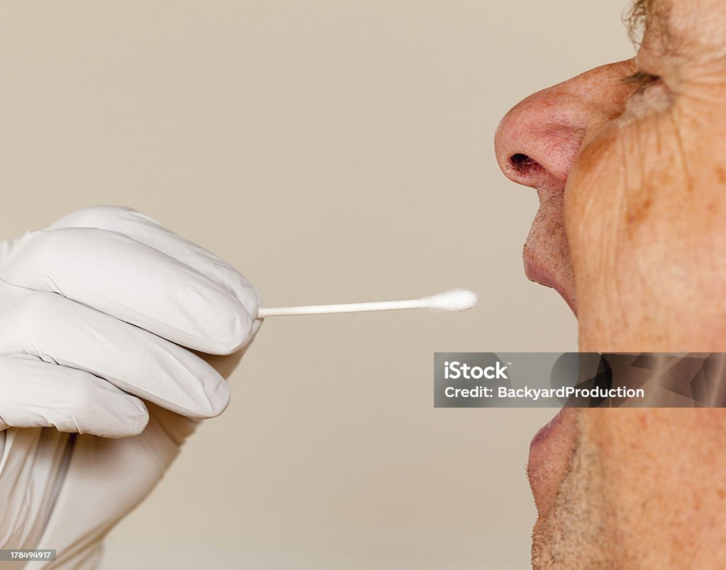 DNA tampone di saliva prelevati da uomo anziano - Foto stock royalty-free di Bocca umana