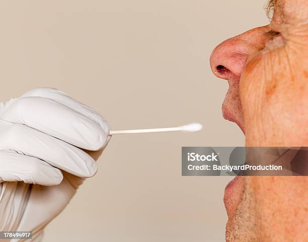 Dna Tampone Di Saliva Prelevati Da Uomo Anziano - Fotografie stock e altre immagini di Bocca umana - Bocca umana, Profilo - Vista laterale, Adulto