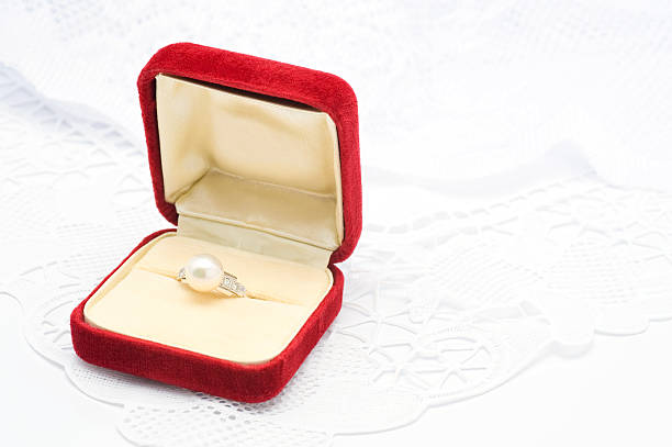 pearl anneau en - ring pearl jewelry box upper class photos et images de collection