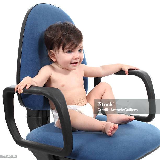 Bebê Sentado Em Uma Cadeira De Escritório - Fotografias de stock e mais imagens de Azul - Azul, Bebé, Beleza