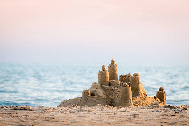 모래 해변에서 성 - sandcastle 뉴스 사진 이미지