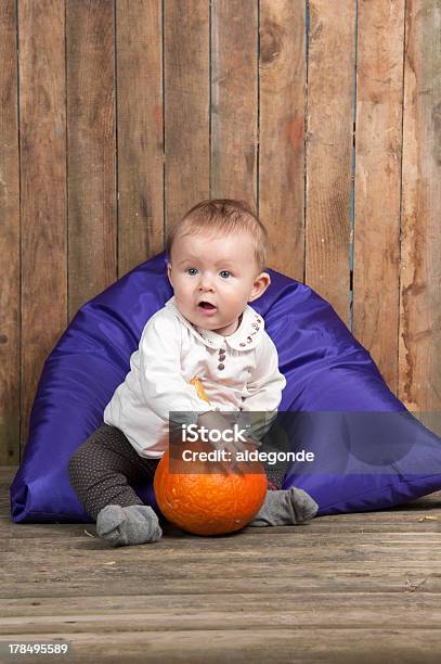 Bebê Com Abóboramenina - Fotografias de stock e mais imagens de 6-11 meses - 6-11 meses, Abóbora-Menina - Cucúrbita, Antigo