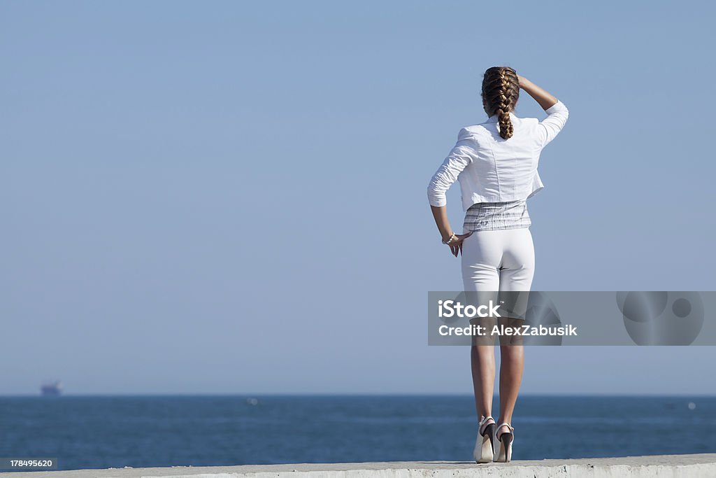 Mulher jovem em branco no Mar - Royalty-free Bermudas - Calções Foto de stock