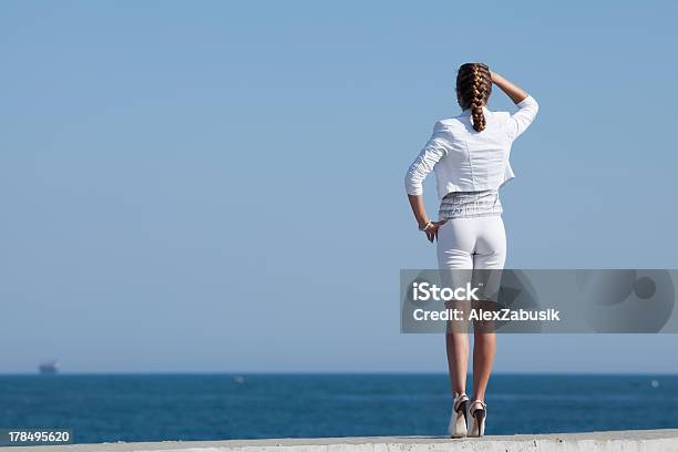 Mulher Jovem Em Branco No Mar - Fotografias de stock e mais imagens de Bermudas - Calções - Bermudas - Calções, Mulheres, Só Uma Mulher