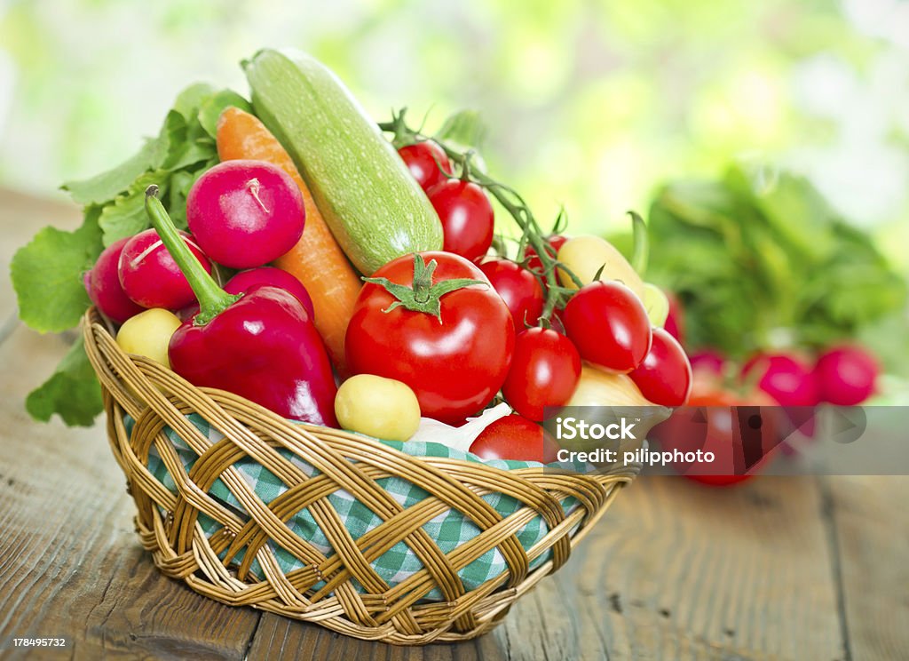 Verduras frescas en cesta - Foto de stock de Ajo libre de derechos