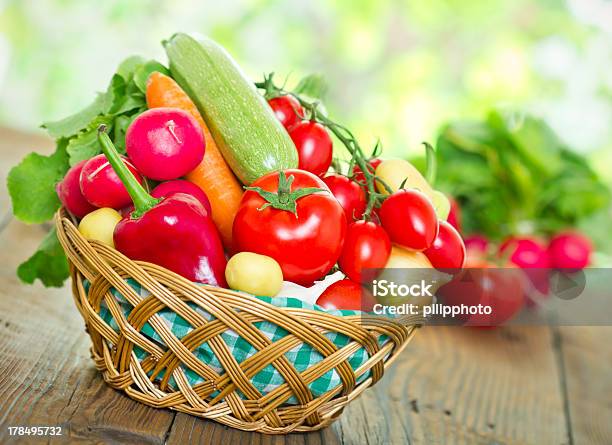 Verduras Frescas En Cesta Foto de stock y más banco de imágenes de Ajo - Ajo, Alimento, Calabacín