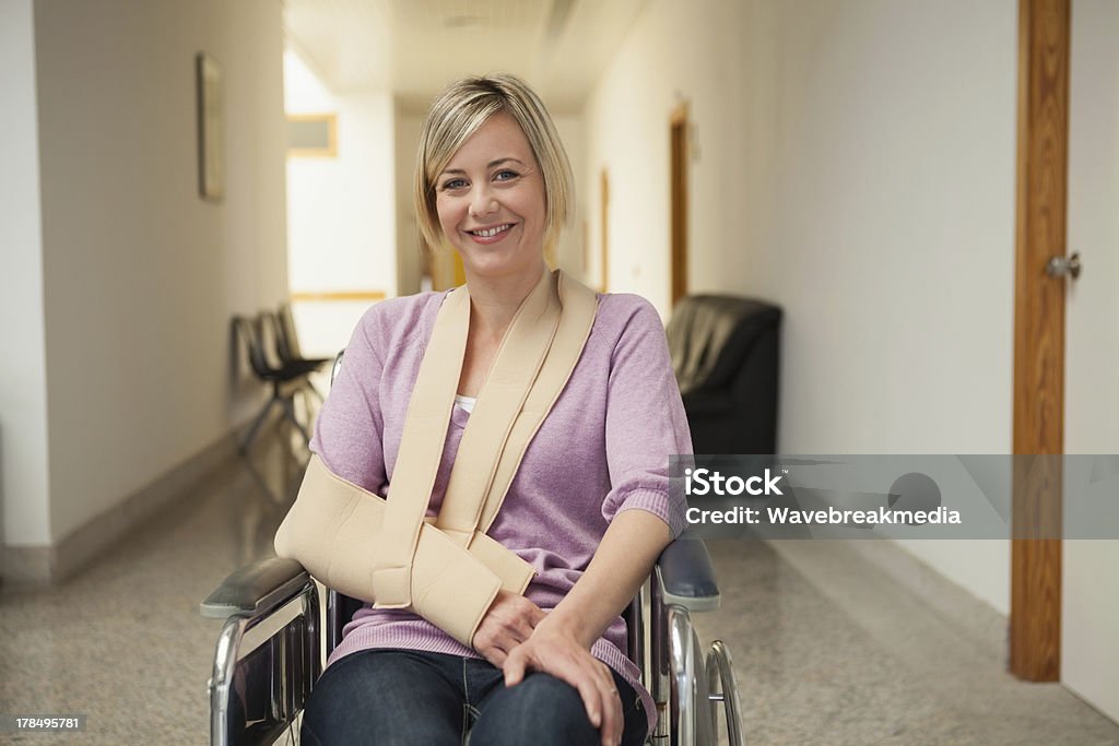 Pacjent w Wózek inwalidzki z Złamana ręka - Zbiór zdjęć royalty-free (Kobiety)