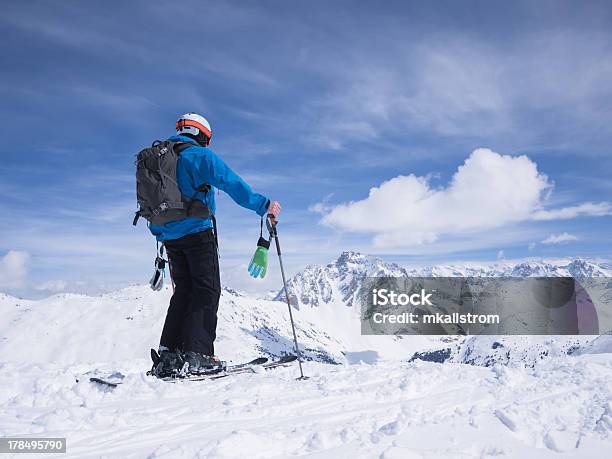 Narciarzem Z Widokiem Na Krajobraz Górski - zdjęcia stockowe i więcej obrazów Alpy - Alpy, Bez ludzi, Chłodny