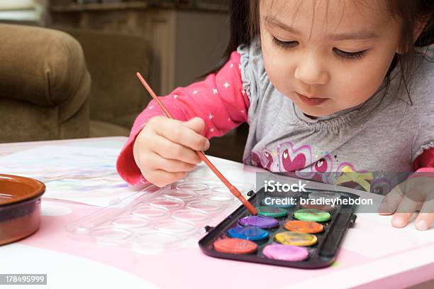 Маленькая Азиатская Девочка Обучение На Краски С Watercolors Дома — стоковые фотографии и другие картинки Дошкольное учреждение