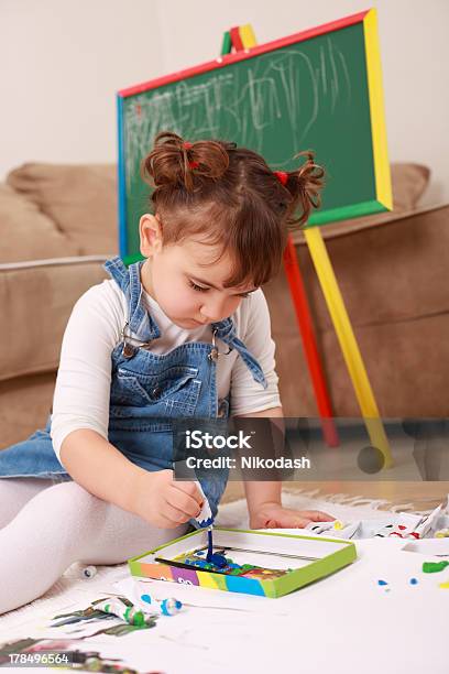 少女の床に座ると絵画テンペラ - 1人のストックフォトや画像を多数ご用意 - 1人, 2歳から3歳, カラーサンプル