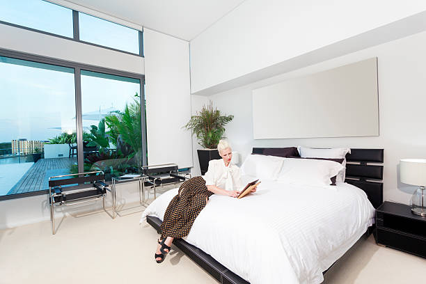 女性のベッドルーム - bedroom authority bed contemporary ストックフォトと画像