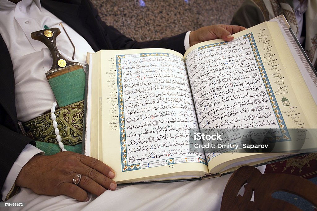 Korans w ręce muzułmankę, Jemen - Zbiór zdjęć royalty-free (Arabia)