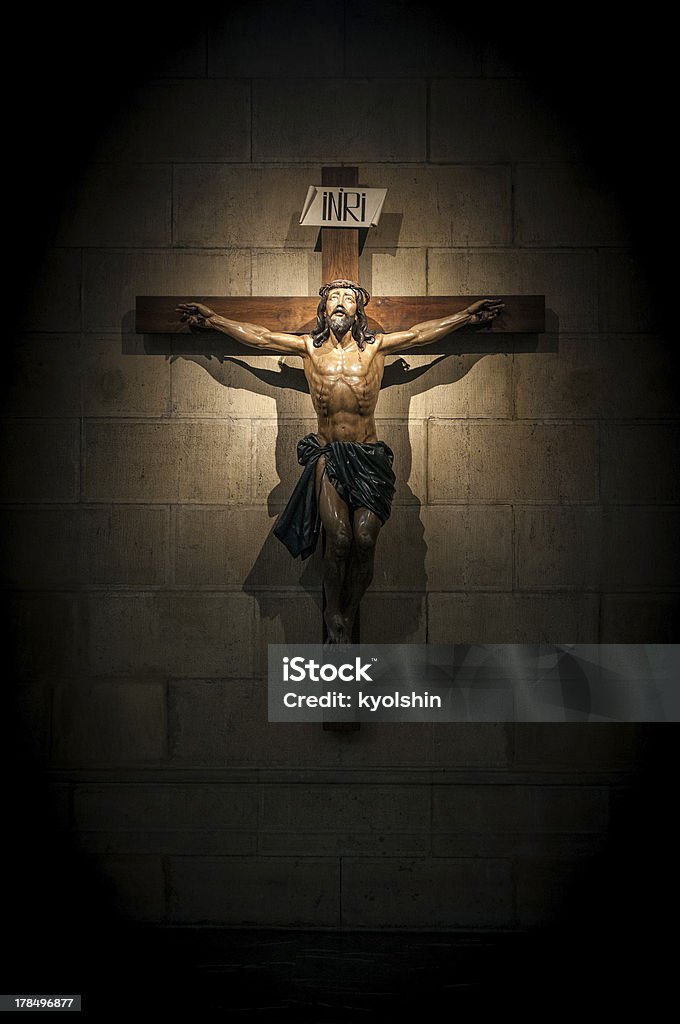Crucifix dans l'église sur le mur de pierre. - Photo de Antique libre de droits