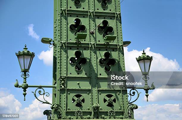 Foto de Liberty Bridge Lantern e mais fotos de stock de Arquitetura - Arquitetura, Budapeste, Estrutura construída