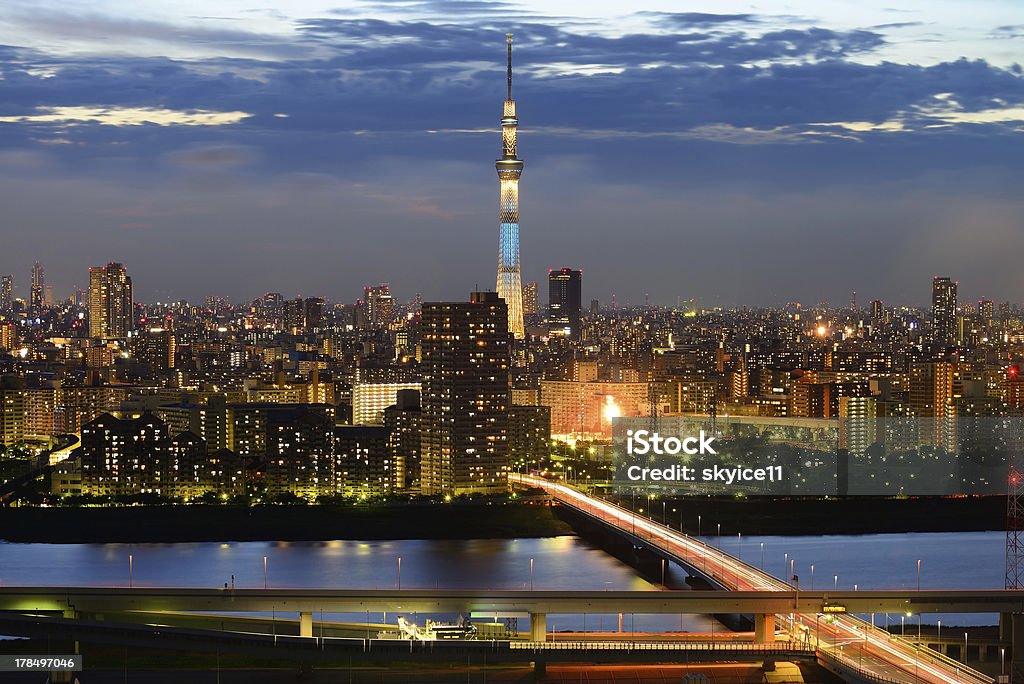 Tokyo SkyTree città e tower al tramonto - Foto stock royalty-free di Fiume Sumida