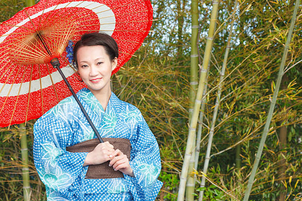 アジアの竹林の着物を持つ女性 - parasol umbrella asian ethnicity asian culture ストックフォトと画像