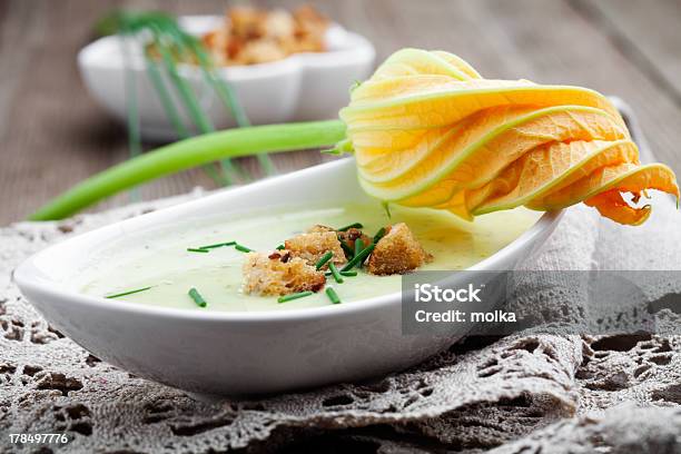 Zucchinisuppe Stockfoto und mehr Bilder von Bildkomposition und Technik - Bildkomposition und Technik, Blume, Crouton