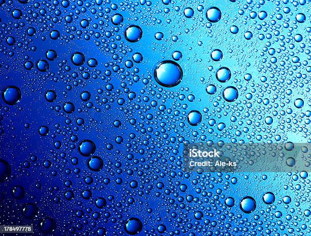 Foto de Gotas No Vidro e mais fotos de stock de Abstrato - Abstrato, Azul, Bolha - Estrutura física