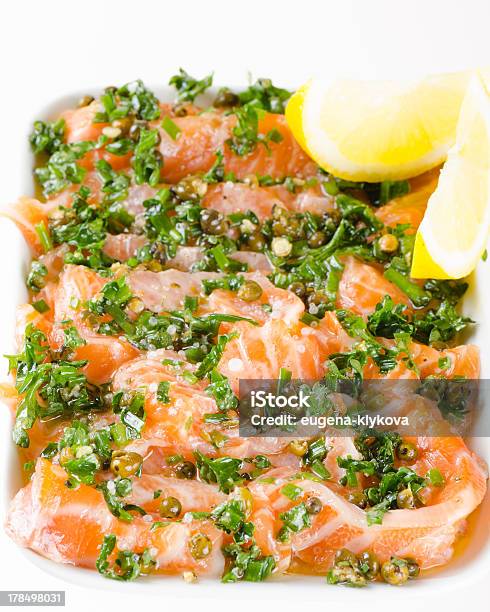 Carpaccio Vom Lachsfrischen Fisch Scheiben In Marinade Stockfoto und mehr Bilder von Erfrischung