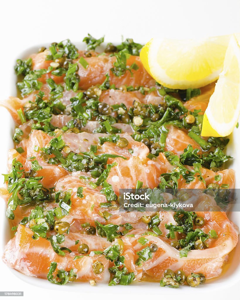 carpaccio de saumon en tranches de poisson frais de marinade - Photo de Agrume libre de droits