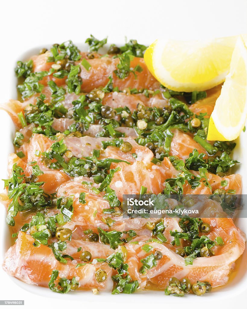 Łosoś carpaccio-świeże ryby przekrojów w marinade - Zbiór zdjęć royalty-free (Bez ludzi)