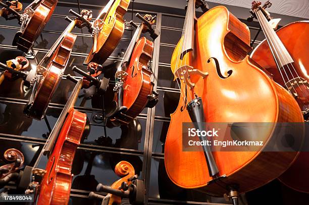 Cadeias De Caracteres - Fotografias de stock e mais imagens de Coleção - Coleção, Violino, Instrumento Musical