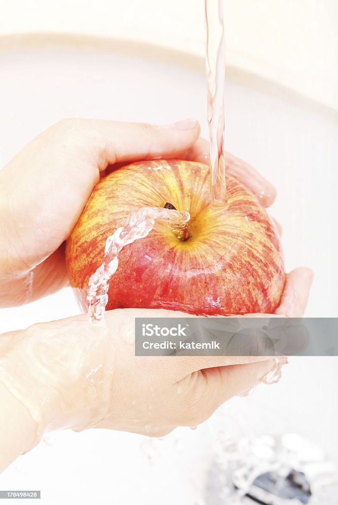 Mujer manos de lavado de platos de manzana - Foto de stock de Adulto libre de derechos