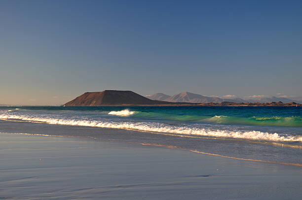 corralejo spiaggia di fuerteventura, isole canarie - light sea low tide fuerteventura foto e immagini stock